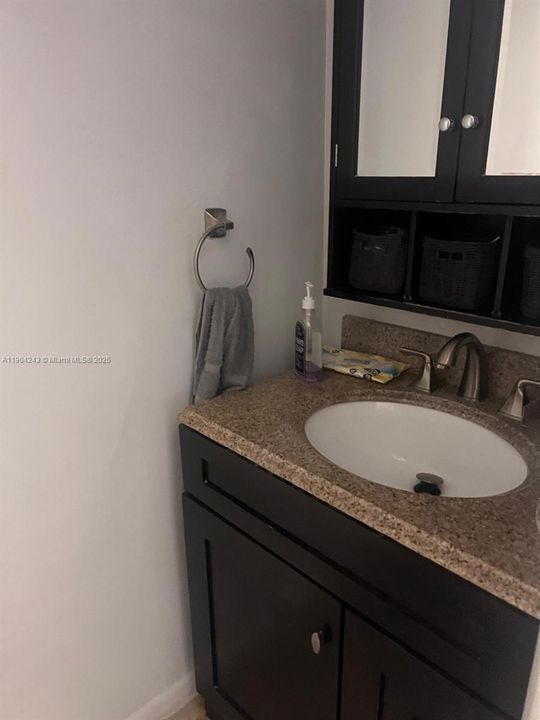 For Rent: $1,900 (2 beds, 1 baths, 928 Square Feet)