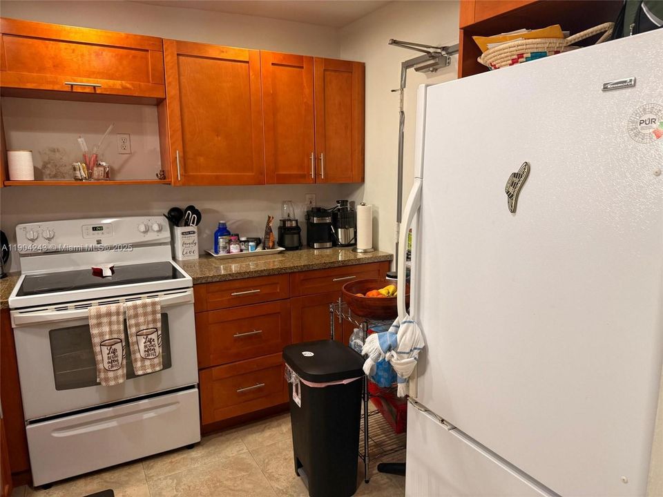 For Rent: $1,900 (2 beds, 1 baths, 928 Square Feet)