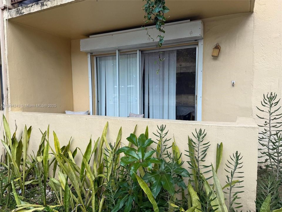 For Rent: $1,900 (2 beds, 1 baths, 928 Square Feet)