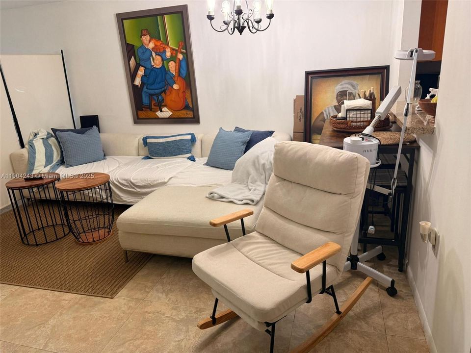 For Rent: $1,900 (2 beds, 1 baths, 928 Square Feet)