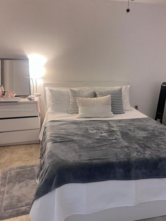 For Rent: $1,900 (2 beds, 1 baths, 928 Square Feet)