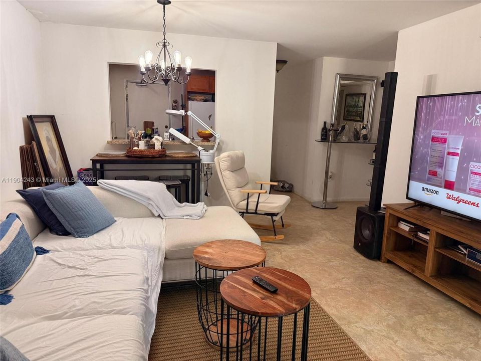 For Rent: $1,900 (2 beds, 1 baths, 928 Square Feet)