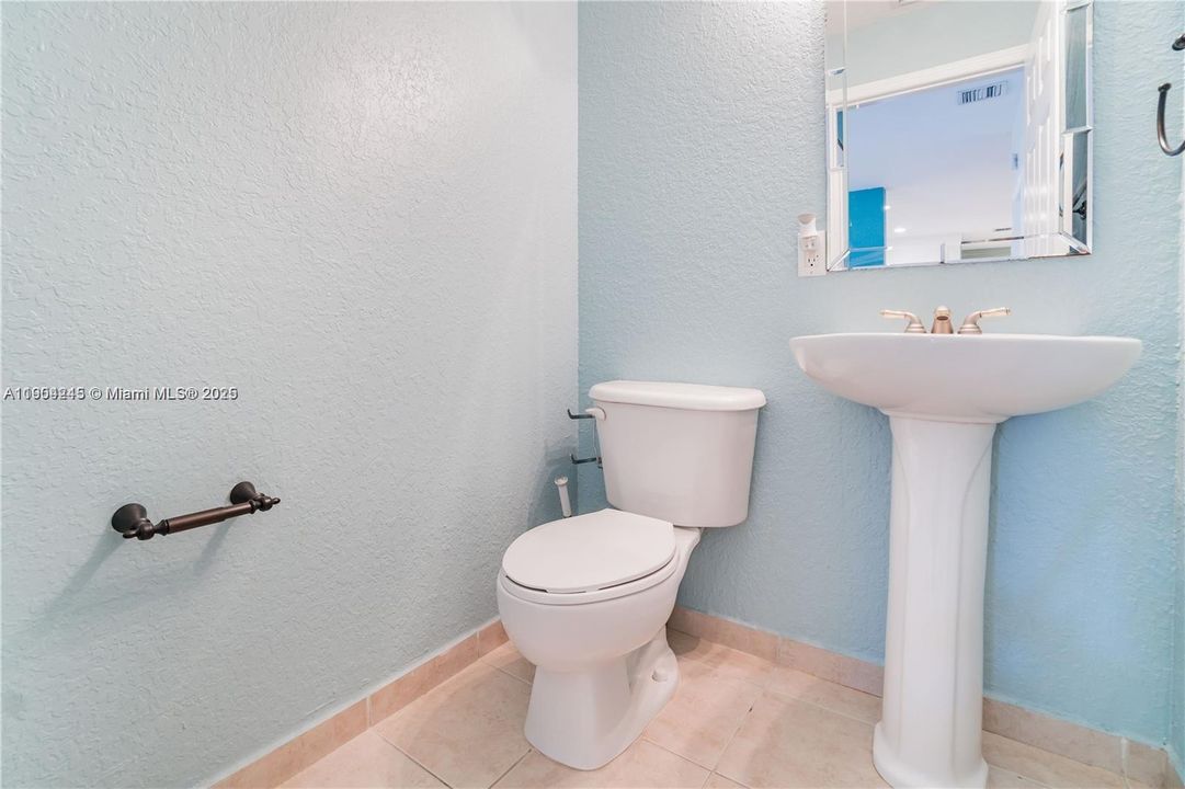 出租: $3,100 (3 贝兹, 2 浴室, 1801 平方英尺)