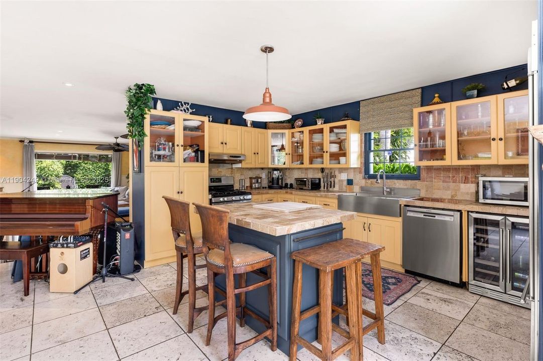 For Rent: $17,500 (3 beds, 2 baths, 2680 Square Feet)