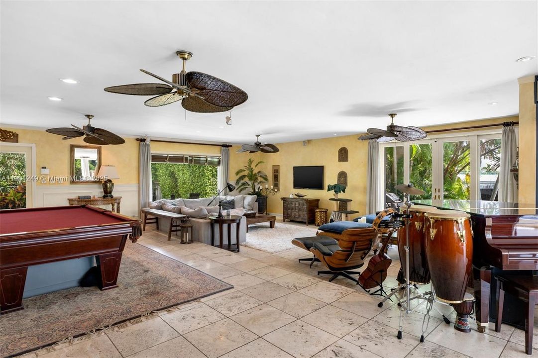 For Rent: $17,500 (3 beds, 2 baths, 2680 Square Feet)