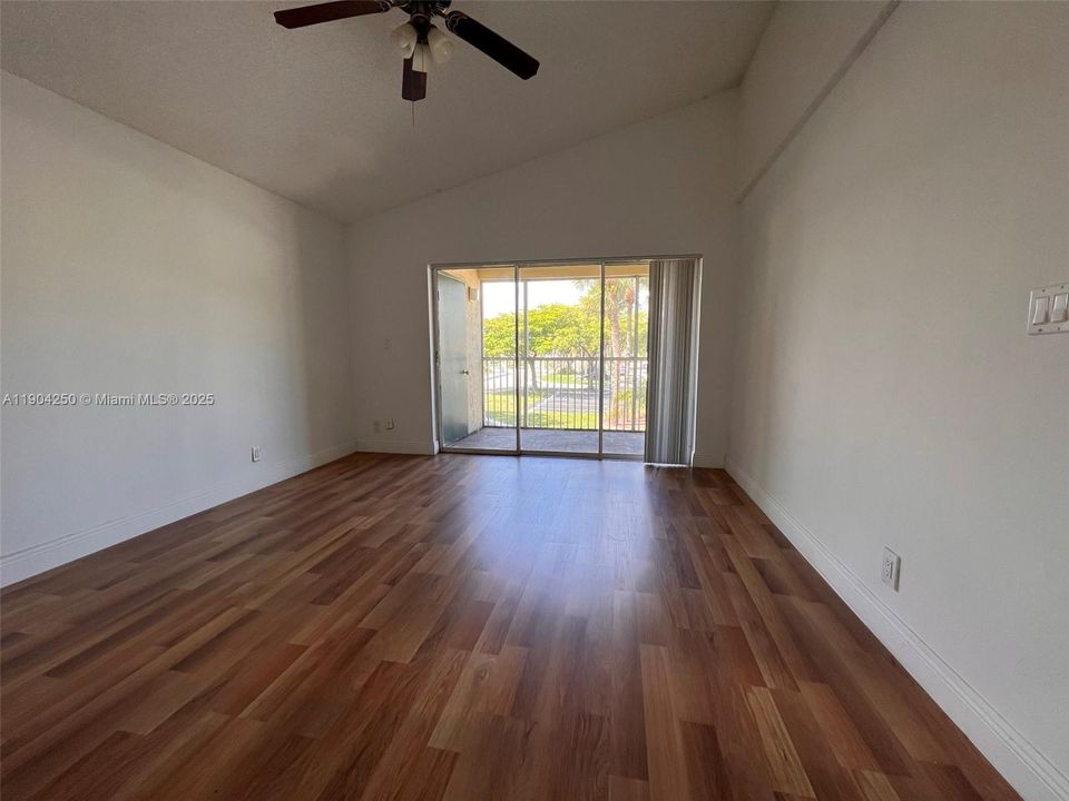 For Rent: $1,590 (1 beds, 1 baths, 615 Square Feet)