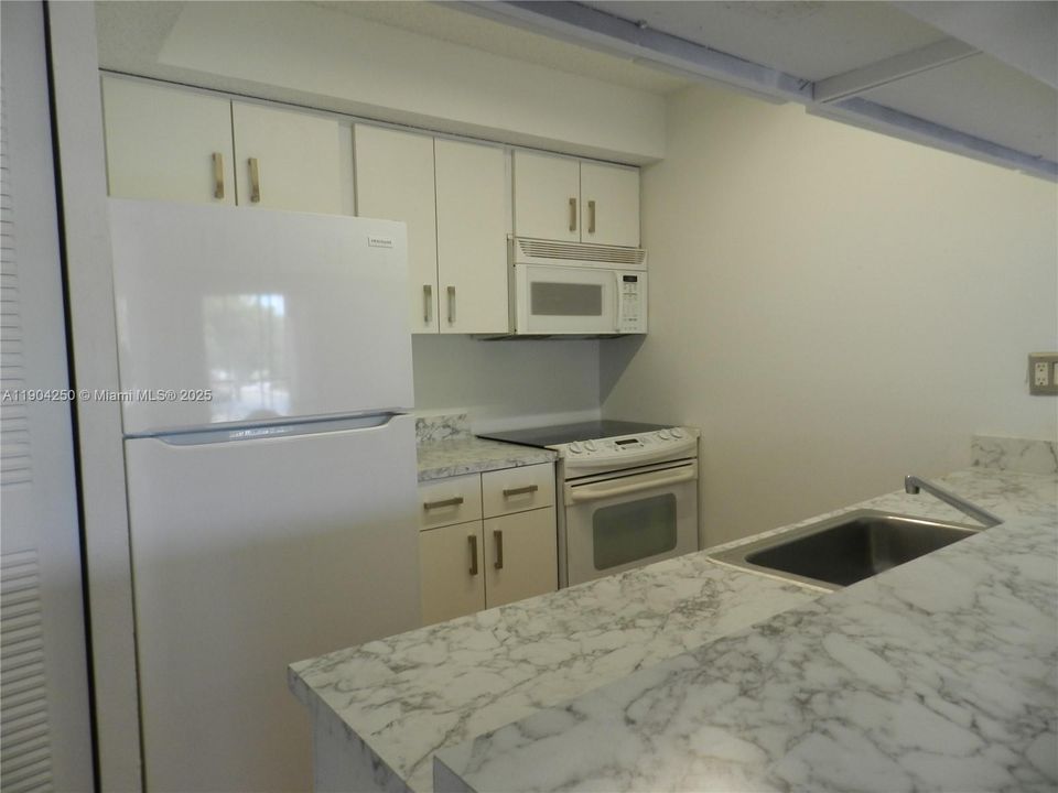 For Rent: $1,590 (1 beds, 1 baths, 615 Square Feet)