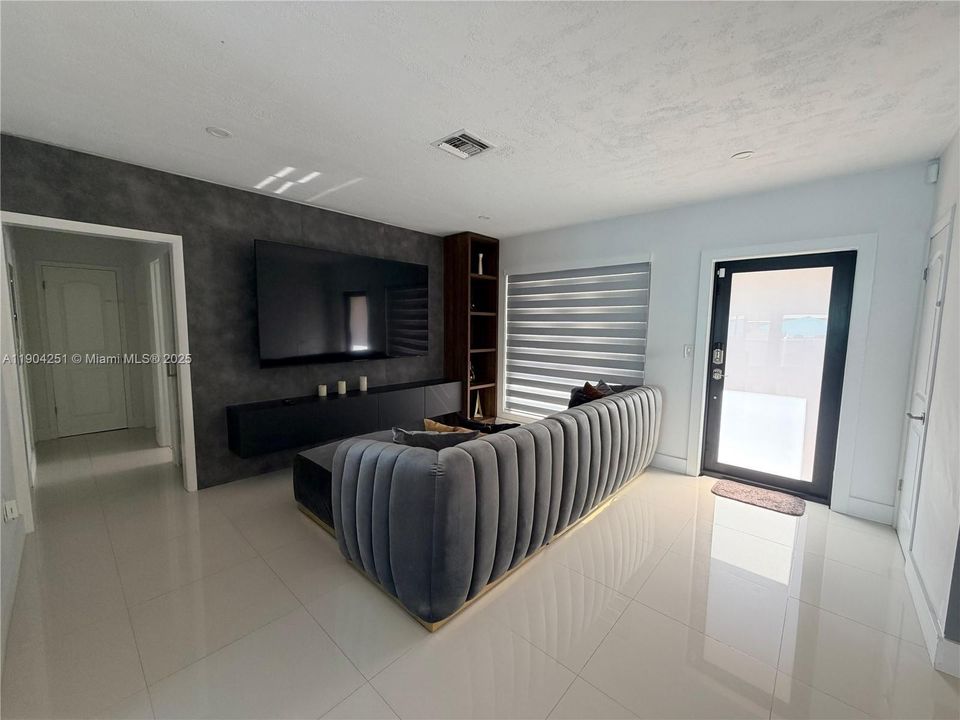 For Rent: $4,800 (4 beds, 2 baths, 2059 Square Feet)