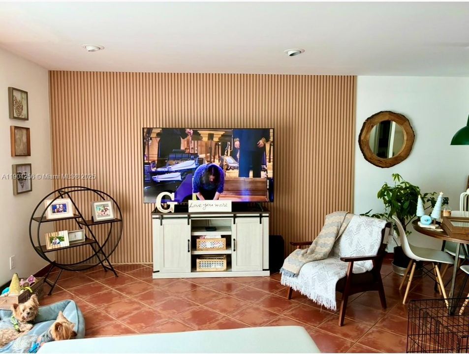 合同活跃: $2,550 (2 贝兹, 2 浴室, 1361 平方英尺)