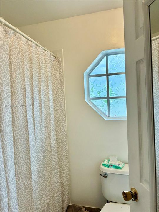 合同活跃: $2,550 (2 贝兹, 2 浴室, 1361 平方英尺)