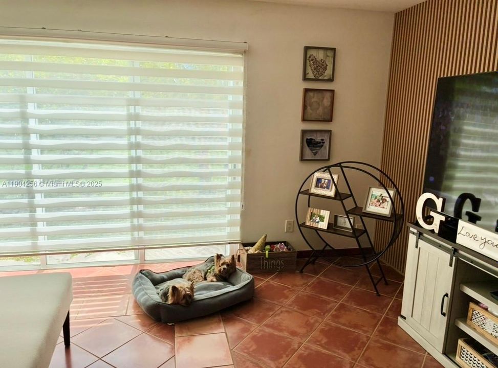 合同活跃: $2,550 (2 贝兹, 2 浴室, 1361 平方英尺)