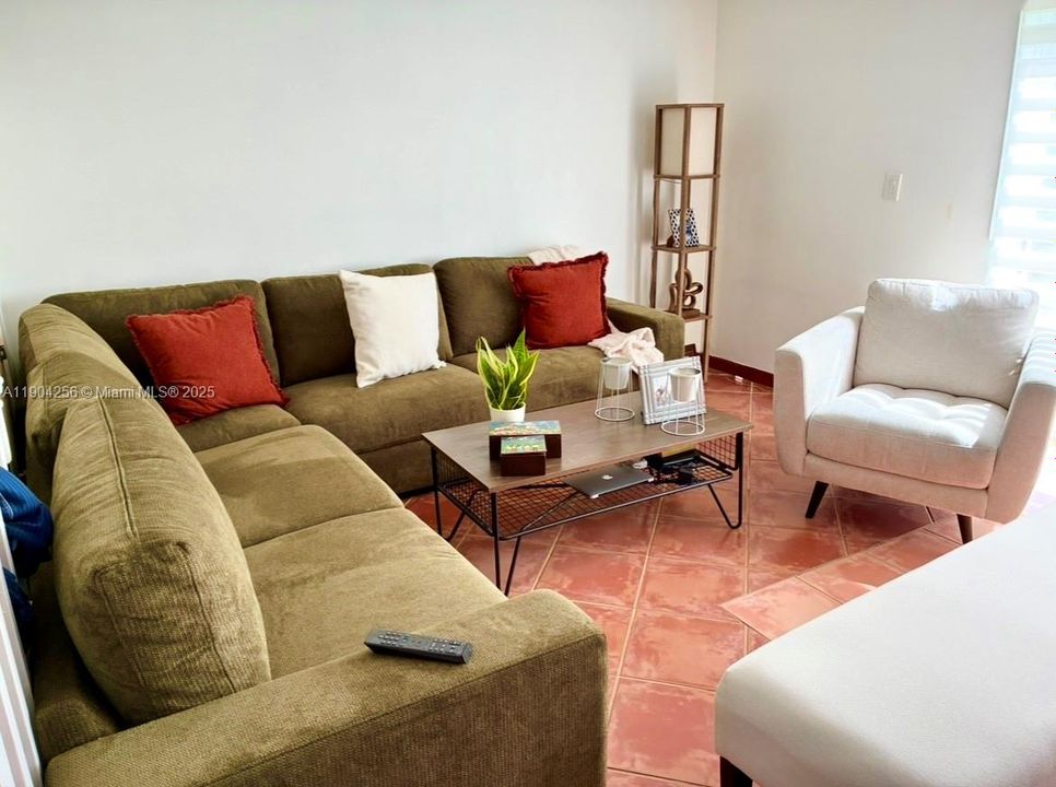 合同活跃: $2,550 (2 贝兹, 2 浴室, 1361 平方英尺)