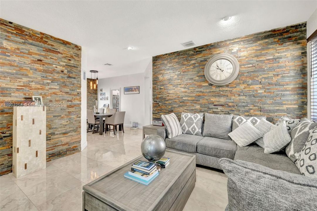 En Venta: $799,000 (3 camas, 2 baños, 1815 Pies cuadrados)