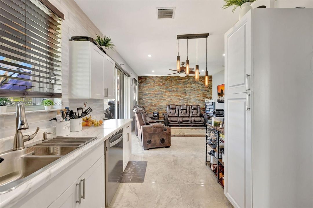 En Venta: $799,000 (3 camas, 2 baños, 1815 Pies cuadrados)