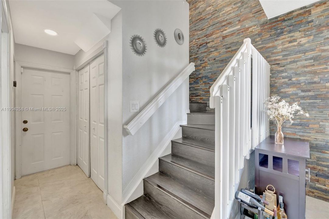 En Venta: $799,000 (3 camas, 2 baños, 1815 Pies cuadrados)