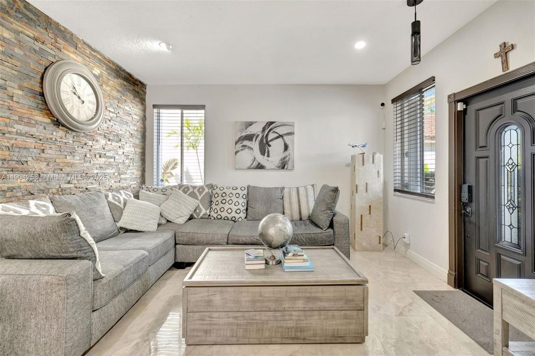 En Venta: $799,000 (3 camas, 2 baños, 1815 Pies cuadrados)