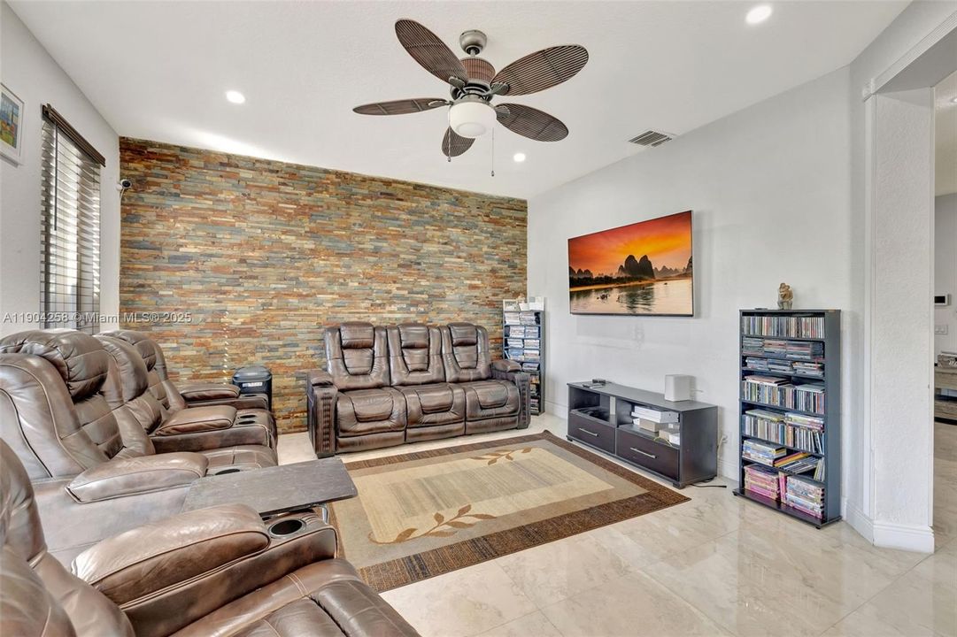 En Venta: $799,000 (3 camas, 2 baños, 1815 Pies cuadrados)