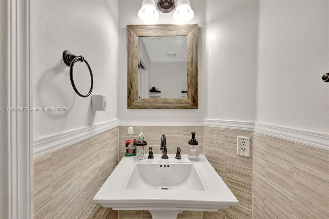 En Venta: $799,000 (3 camas, 2 baños, 1815 Pies cuadrados)