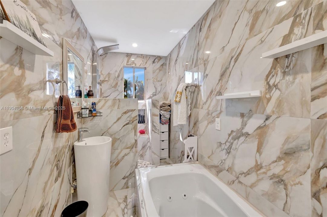 En Venta: $799,000 (3 camas, 2 baños, 1815 Pies cuadrados)