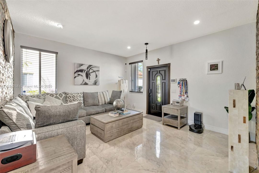 En Venta: $799,000 (3 camas, 2 baños, 1815 Pies cuadrados)