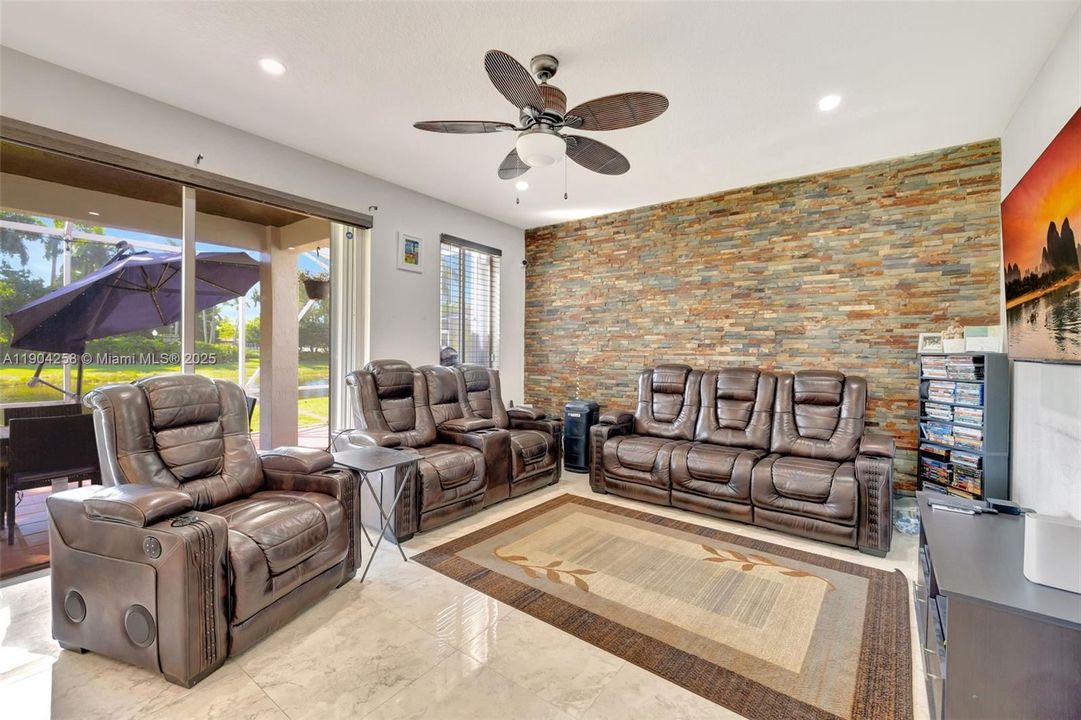 En Venta: $799,000 (3 camas, 2 baños, 1815 Pies cuadrados)