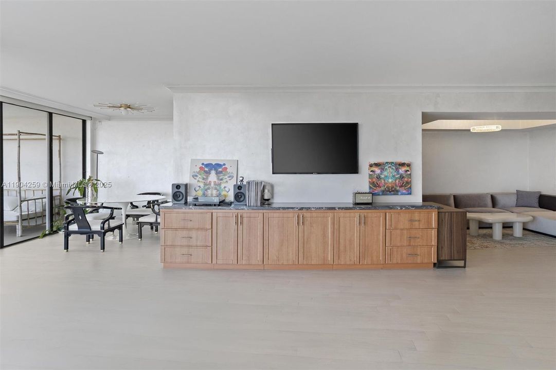 For Rent: $5,500 (2 beds, 2 baths, 1904 Square Feet)