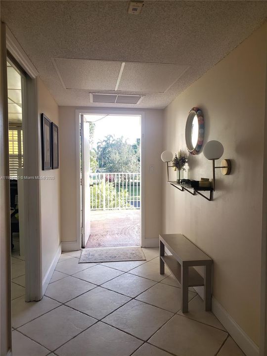 合同活跃: $1,950 (2 贝兹, 2 浴室, 1112 平方英尺)