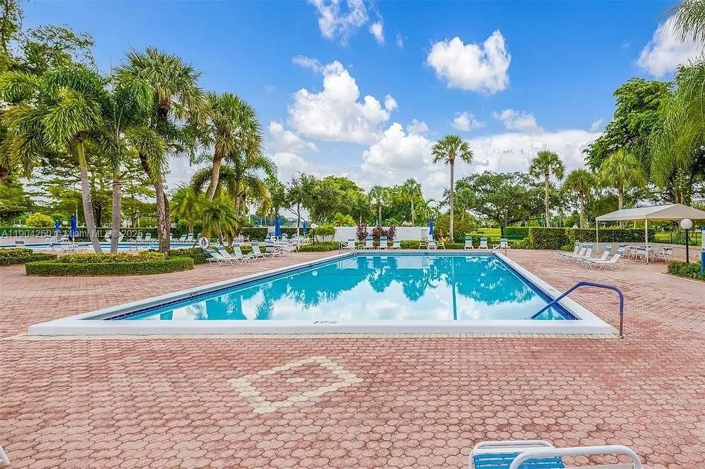 合同活跃: $1,950 (2 贝兹, 2 浴室, 1112 平方英尺)