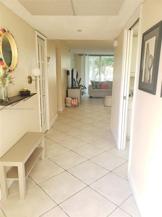 合同活跃: $1,950 (2 贝兹, 2 浴室, 1112 平方英尺)