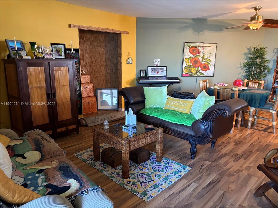 For Sale: $190,000 (1 beds, 2 baths, 940 Square Feet)