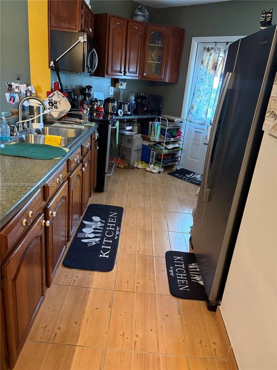 For Sale: $190,000 (1 beds, 2 baths, 940 Square Feet)