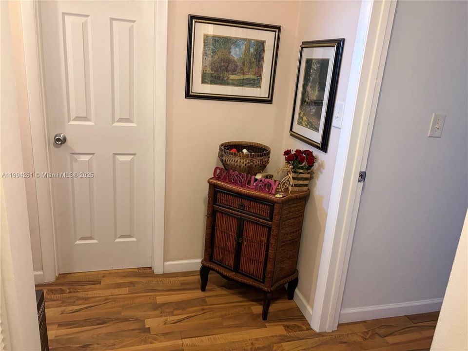 For Sale: $190,000 (1 beds, 2 baths, 940 Square Feet)