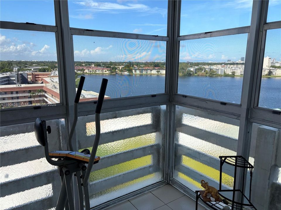 For Sale: $190,000 (1 beds, 2 baths, 940 Square Feet)