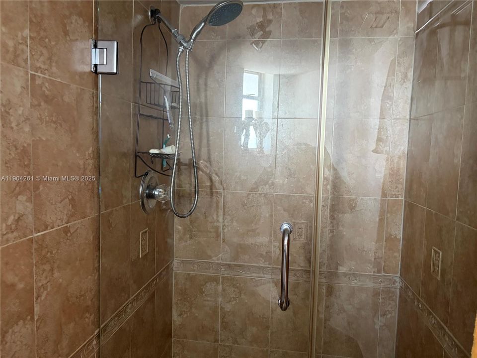 For Sale: $190,000 (1 beds, 2 baths, 940 Square Feet)