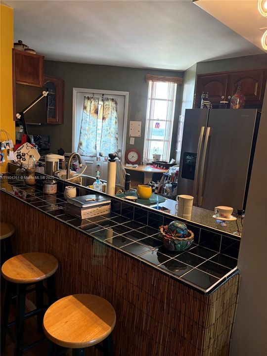 For Sale: $190,000 (1 beds, 2 baths, 940 Square Feet)