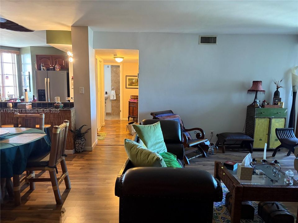 For Sale: $190,000 (1 beds, 2 baths, 940 Square Feet)