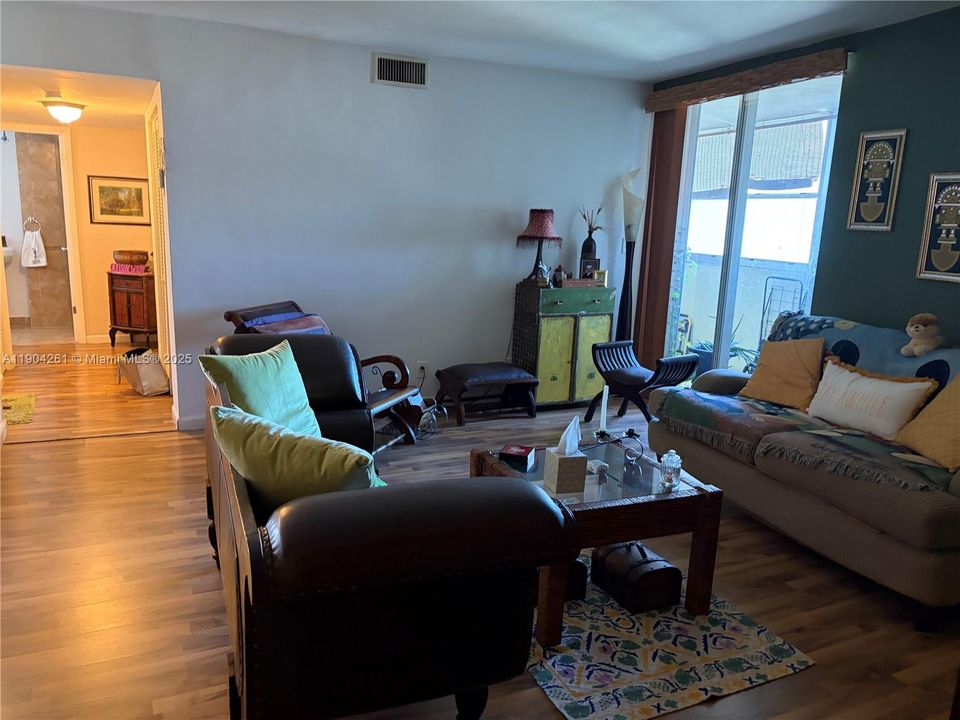 For Sale: $190,000 (1 beds, 2 baths, 940 Square Feet)