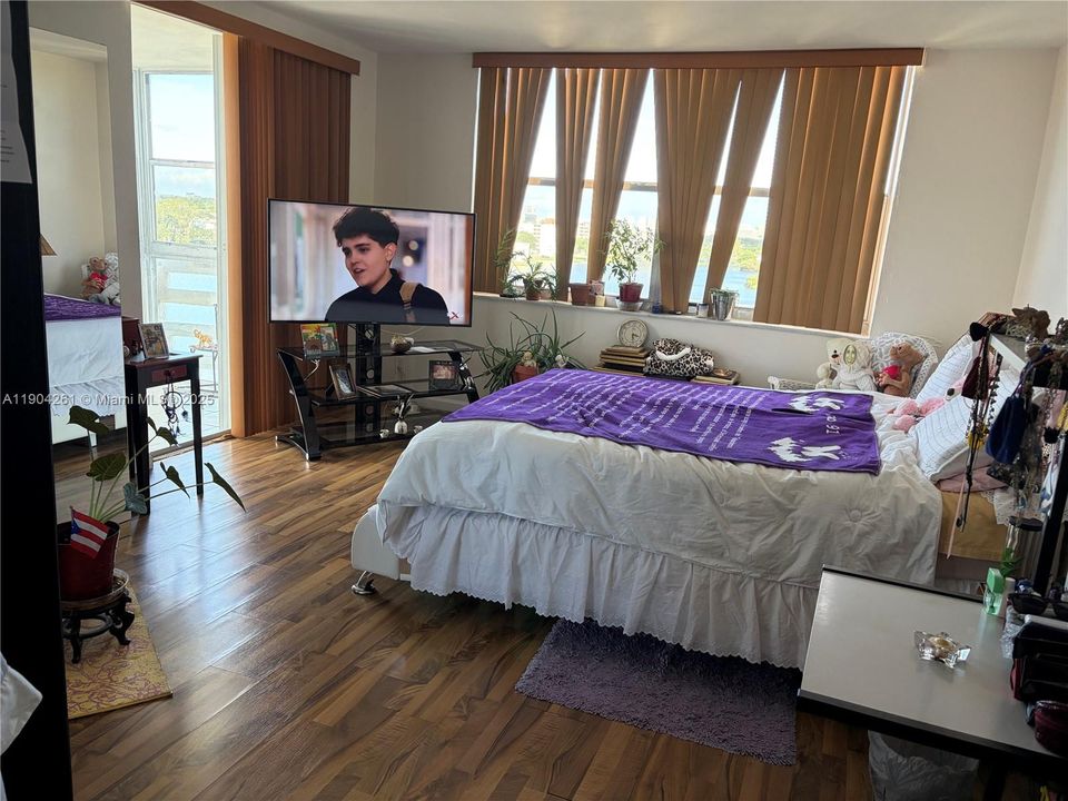 For Sale: $190,000 (1 beds, 2 baths, 940 Square Feet)