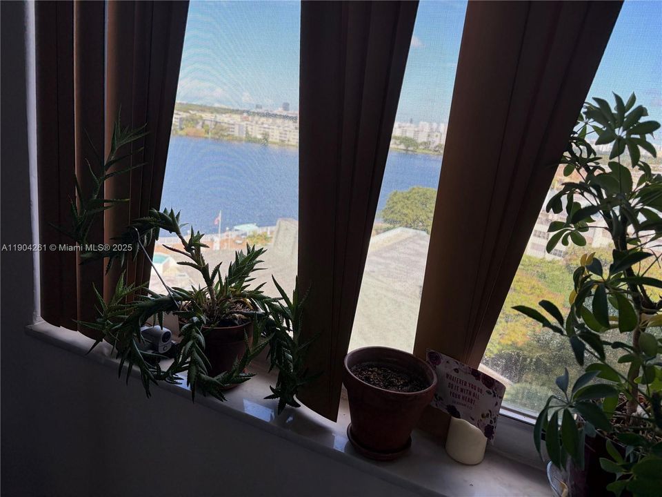 For Sale: $190,000 (1 beds, 2 baths, 940 Square Feet)