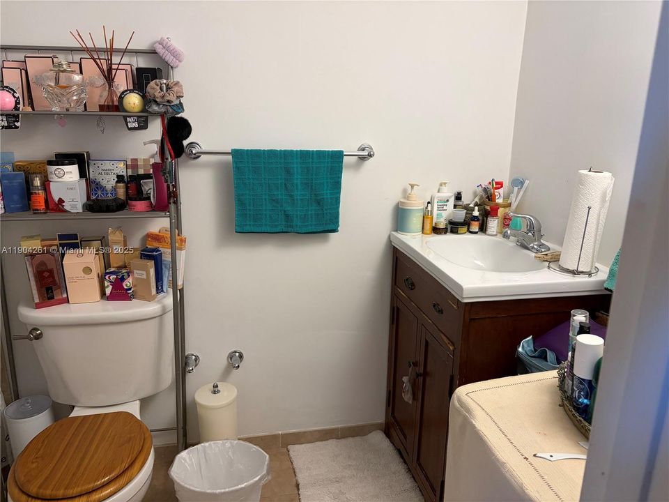 For Sale: $190,000 (1 beds, 2 baths, 940 Square Feet)