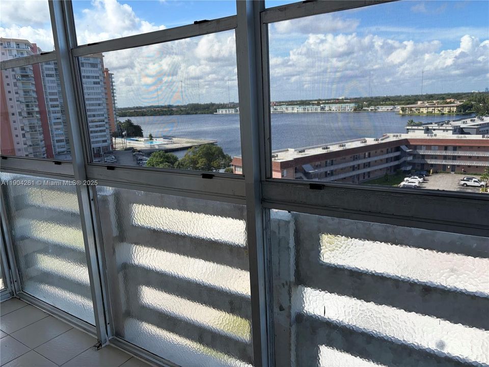 For Sale: $190,000 (1 beds, 2 baths, 940 Square Feet)