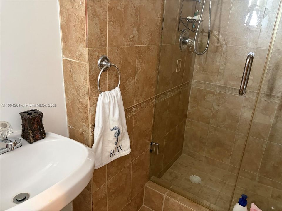 For Sale: $190,000 (1 beds, 2 baths, 940 Square Feet)