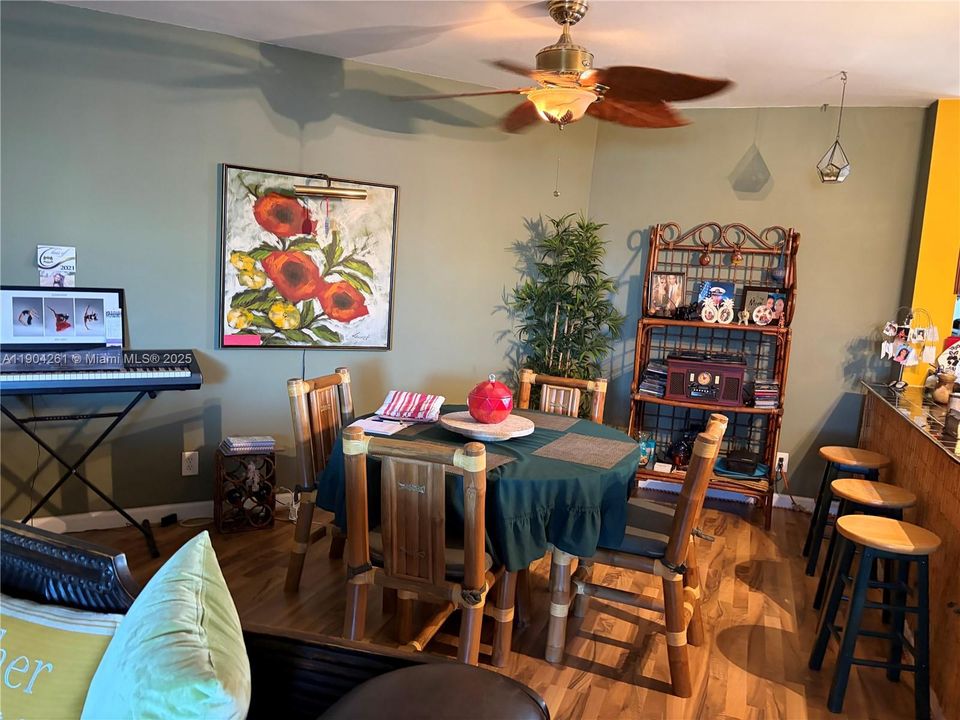 For Sale: $190,000 (1 beds, 2 baths, 940 Square Feet)