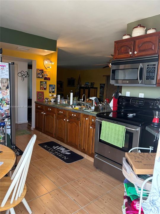 For Sale: $190,000 (1 beds, 2 baths, 940 Square Feet)