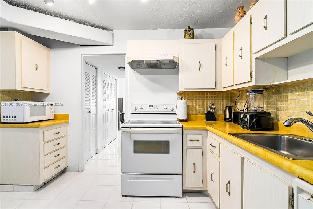 For Sale: $349,900 (2 beds, 2 baths, 1233 Square Feet)