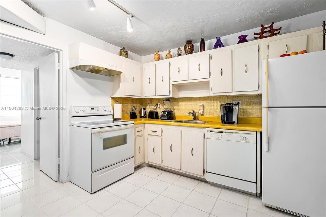 For Sale: $349,900 (2 beds, 2 baths, 1233 Square Feet)