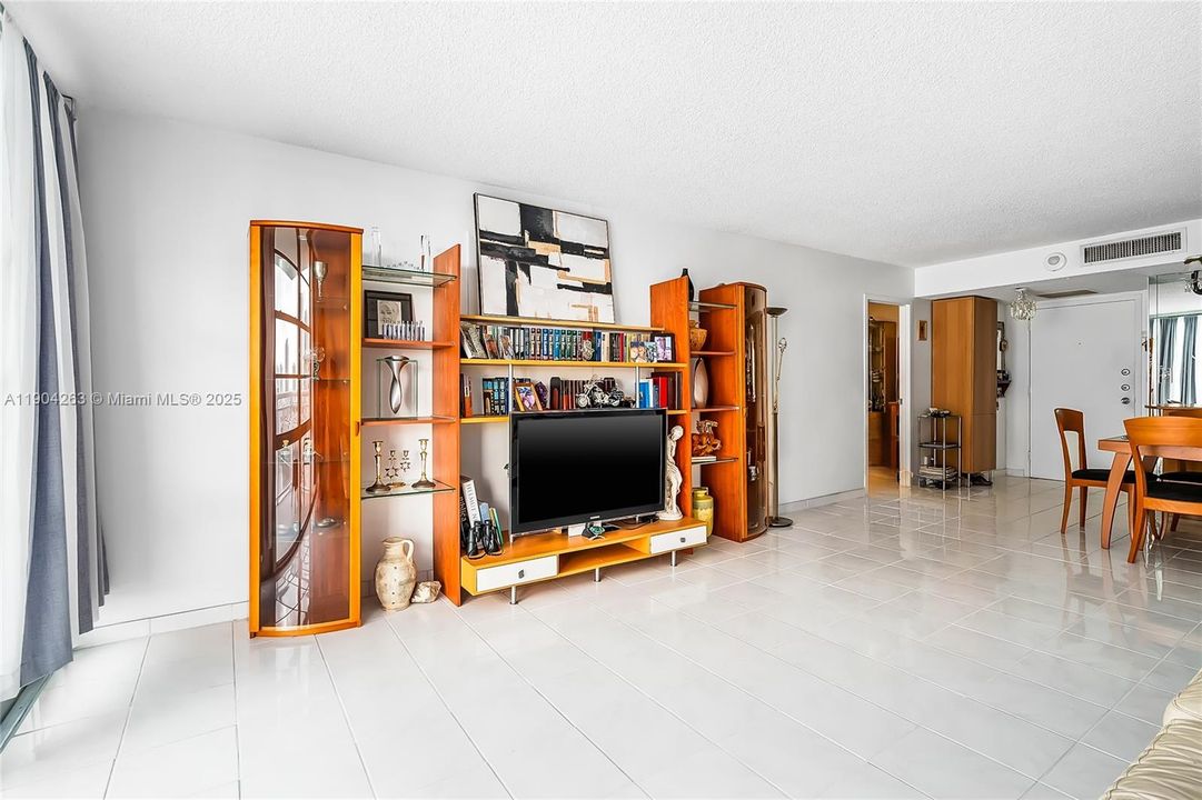 For Sale: $349,900 (2 beds, 2 baths, 1233 Square Feet)