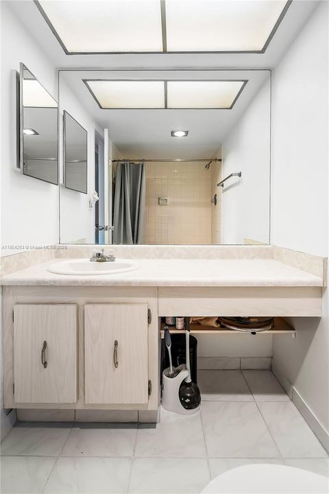 For Sale: $349,900 (2 beds, 2 baths, 1233 Square Feet)