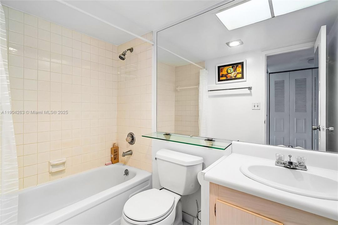 For Sale: $349,900 (2 beds, 2 baths, 1233 Square Feet)