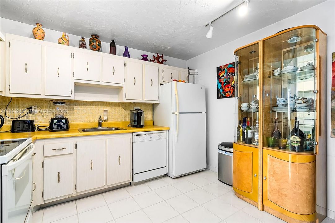 For Sale: $349,900 (2 beds, 2 baths, 1233 Square Feet)